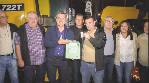 El gobernador Leandro Zdero, acompa&ntilde;ado de productores consorcistas y el Ministro de Producci&oacute;n, entregando una motoniveladora al Consorcio Caminero de  Hermoso Campo.