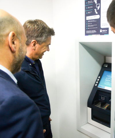 El gobernador Leandro Zdero junto a autoridades del Nuevo Banco del Chaco en la inauguración del primer cajero automático en Mesón de Fierro.