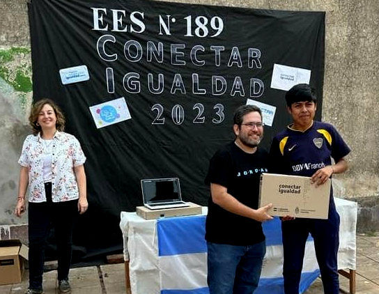 Entrega de Netbooks del Plan Conectar Igualdad a alumnos del nivel secundario en Las Tolder&iacute;as, Charata, Chaco.