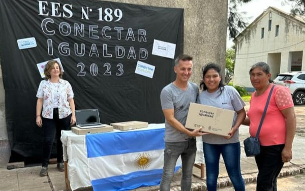 Entrega de Netbooks del Plan Conectar Igualdad a alumnos del nivel secundario en Las Tolder&iacute;as, Charata, Chaco.