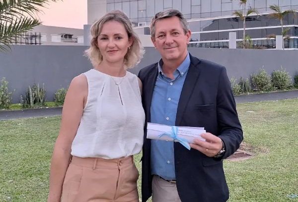 Rubén Rach junto a su esposa recibiendo el diploma de Intendente Electo para la ciudad de Charata.