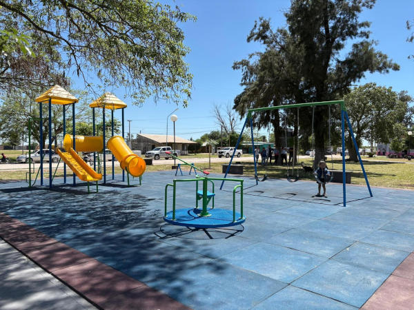 Nuevos juegos infantiles para la plaza central de Chorotis.