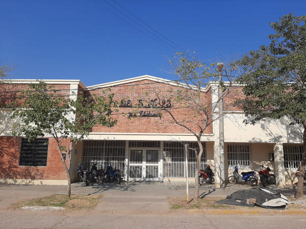 Fachada principal del Colegio Comercial de la ciudad de Charata.