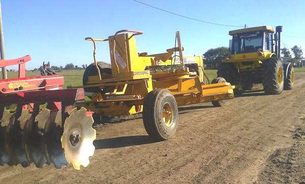El papel de los Consorcios Camineros del Chaco es fundamental para mantener los caminos rurales.