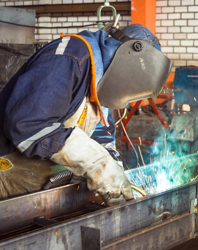 Empleado metalúrgico soldando metales