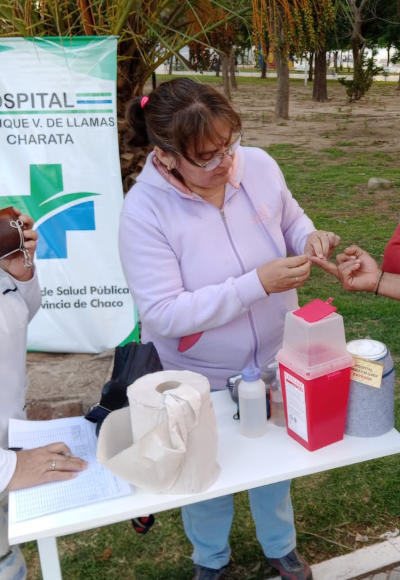 Medición de glucemia en el Paseo del Sol, Charata.