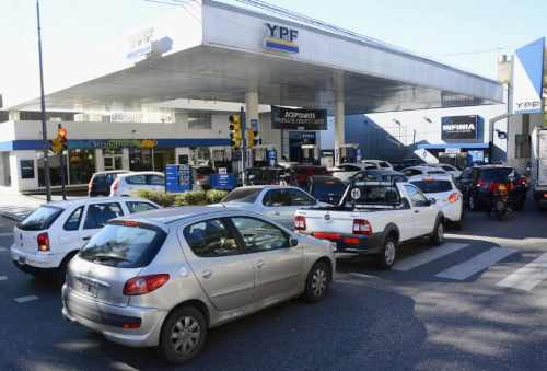 Colas en las estaciones de servicios en Argentina.