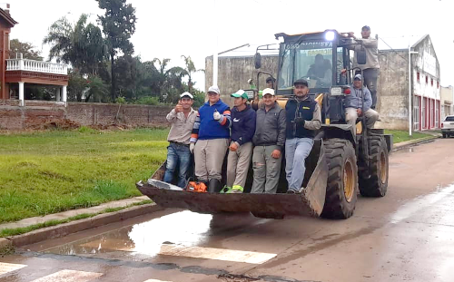 Personal municipal de Charata en plena tarea de limpieza y reparación luego del fuerte viento que azotó la ciudad en la madrugada del lunes 30 de Octubre de 2023,