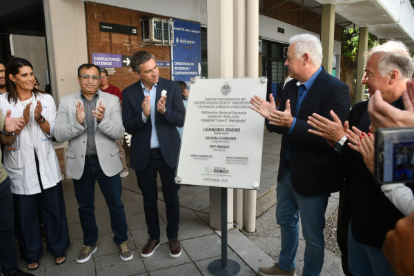 El gobernador del Chaco inaugurando la infraestructura necesaria para el primer angiógrafo en el Hospital Perrando de Resistencia.