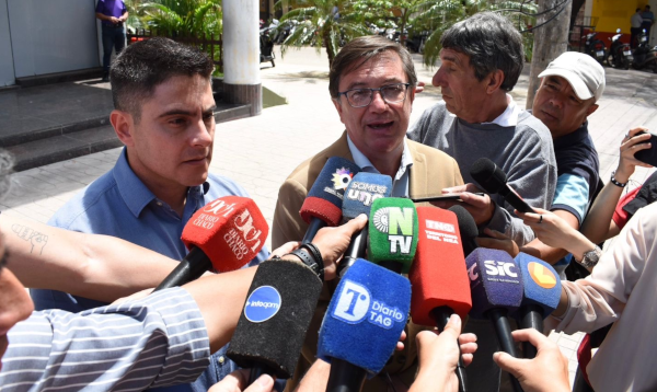 Momento donde se hace la presentación ante la Legislatura del Chaco del proyecto que busca la expropiación de la Chanchería del Clan Sena.