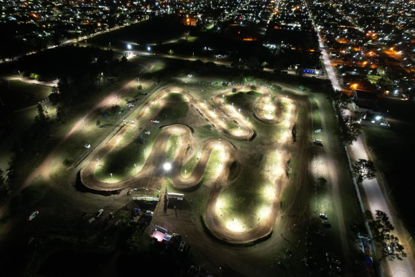 Circuito de Motocross iluminado de la ciudad de Charata.