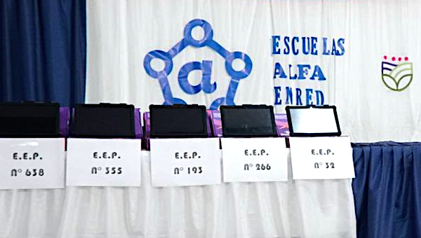 Entrega de tablets a alumnos de escuelas de Charata