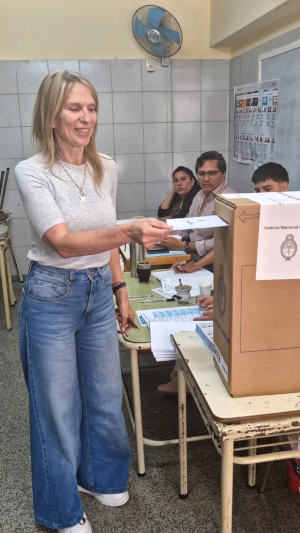 Mar&iacute;a Luisa Chomiak emitiendo su voto en las legislativas nacionales de Octubre 2025 en Charata.