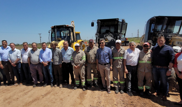 Acto sobre la Ruta Provincial 6, marcando el reinicio de la obra de pavimentación.