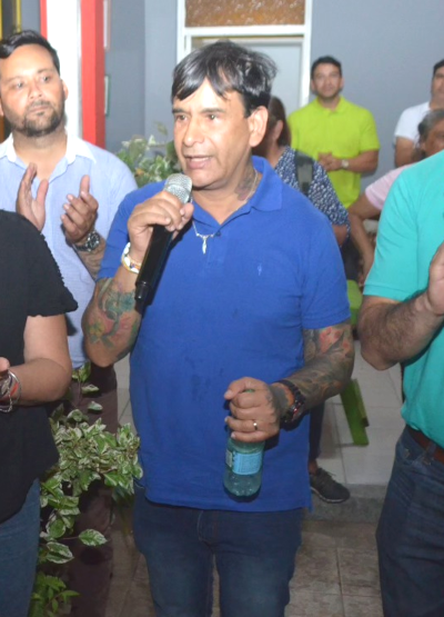 Jos&eacute; Niz saludando a los empleados p&uacute;blicos del Chaco.