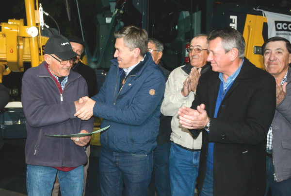 El gobernador Leandro Zdero entregando oficialmente una nueva herramienta a Marcelo Aquilino, presidente del Consorcio Caminero de Charata.