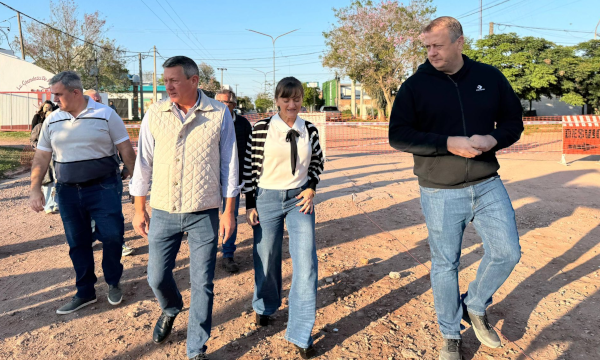 El intendente de la ciudad de Charata junto a la vicegobernadora del Chaco, Silvana Schneider y otros funcionarios provinciales recorriendo el inicio de obra de la pavimentación de un tramo de la avenida Caseros de Charata.