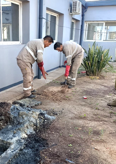 Trabajadores de Sameep trabajando en el saneo del Hospital de Pinedo.
